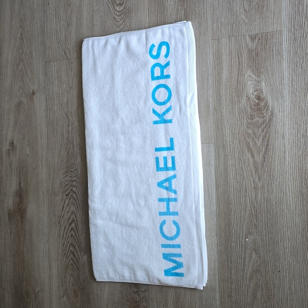 🙏🏾Sold 🙏🏾Michael Kors Beach Towel